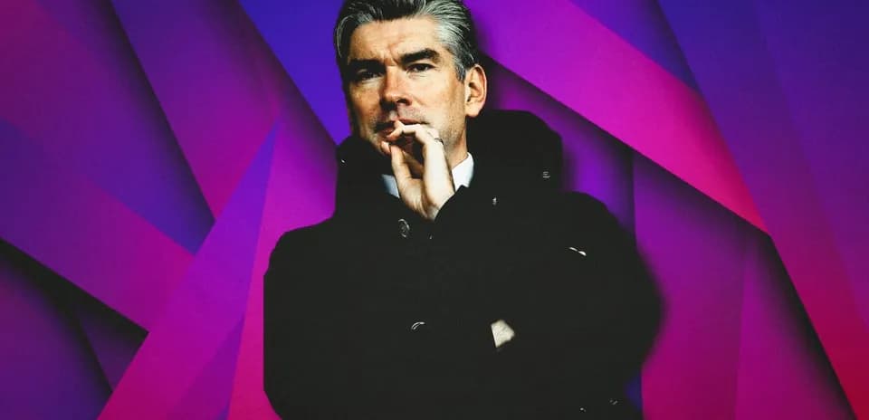 Homme en manteau noir sur fond violet