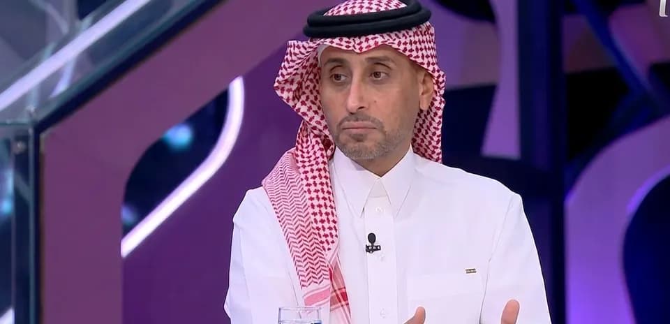 Homme en costume traditionnel parlant lors d'un débat