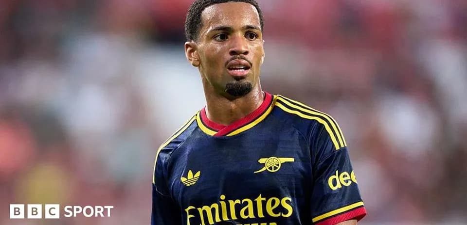Joueur d'Arsenal en action sur le terrain