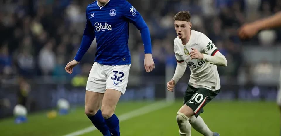 Joueur d'Everton défendant contre un attaquant adverse