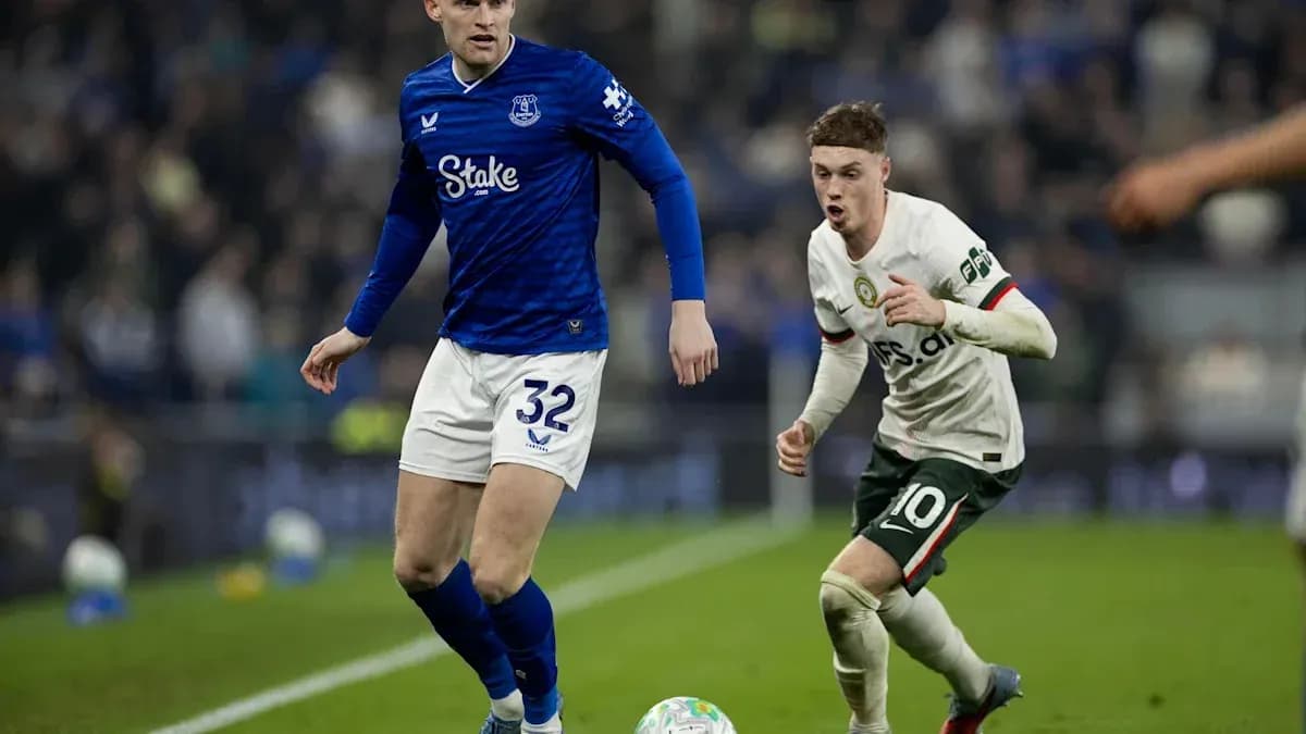 Joueur d'Everton défendant contre un attaquant adverse