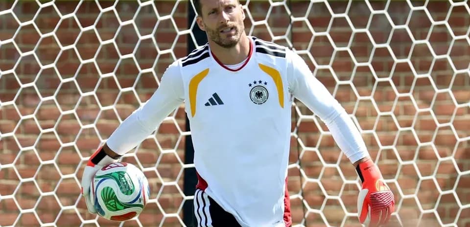 Gardien de but allemand avec un ballon d'entraînement