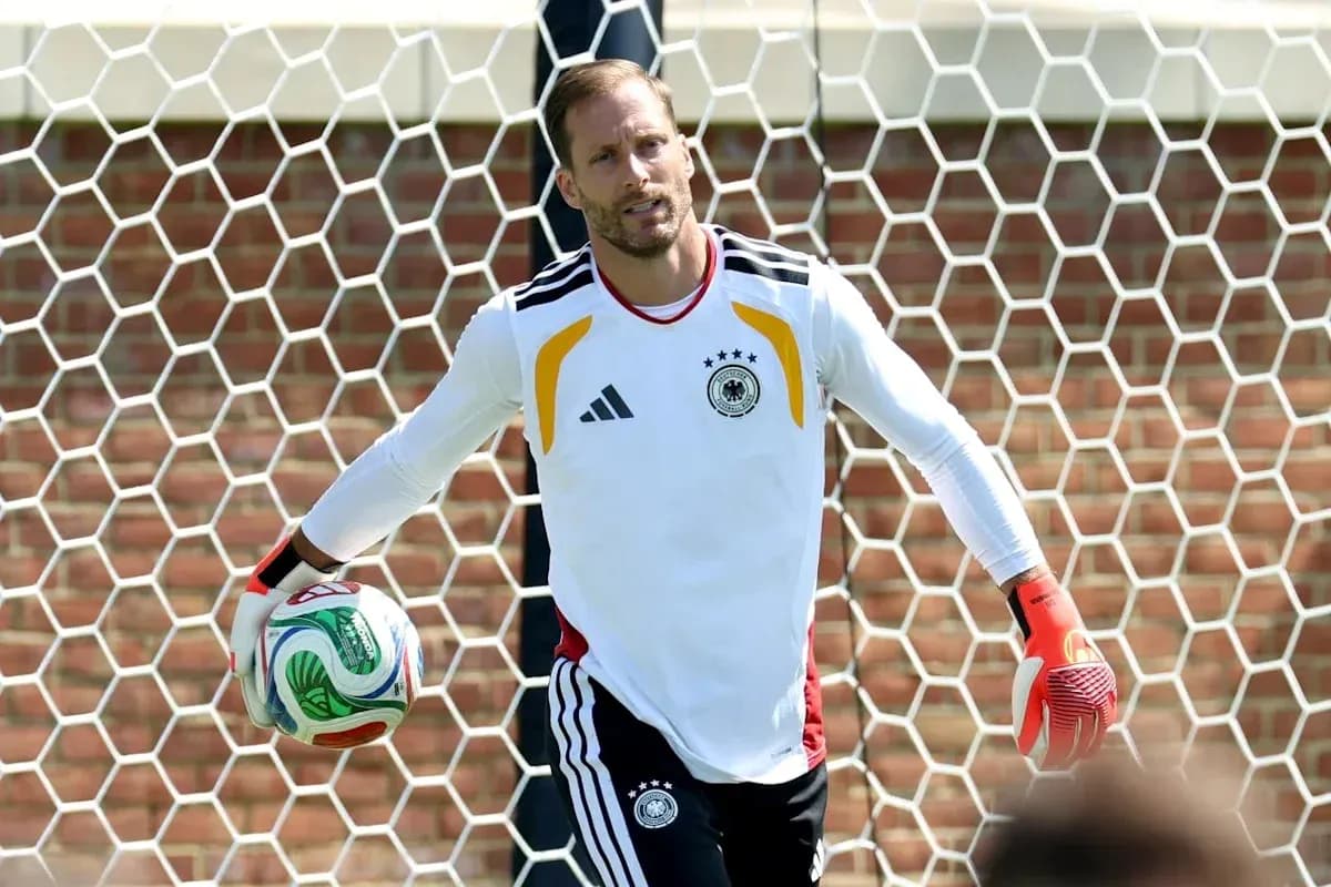 Gardien de but allemand avec un ballon d'entraînement