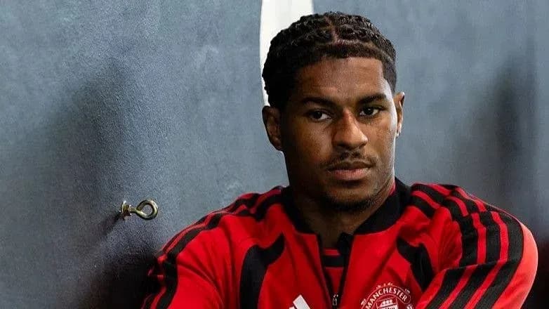 Joueur assis en tenue d'entraînement rouge
