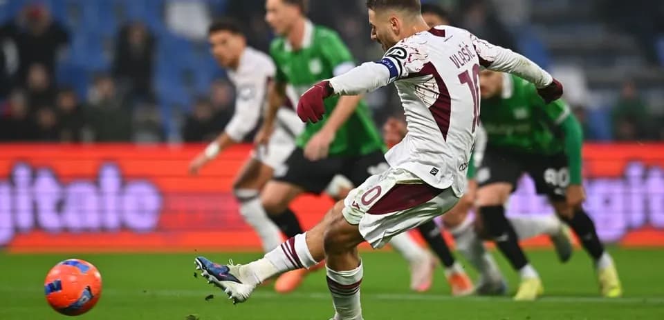 Un joueur tire un penalty pour Torino