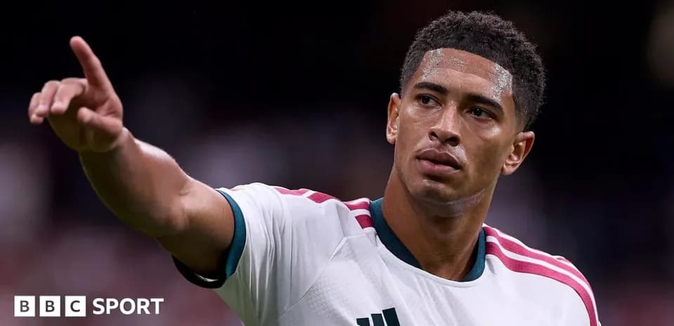 Joueur pointant pendant un match de football