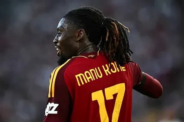 Joueur avec le maillot de la Roma sur le terrain