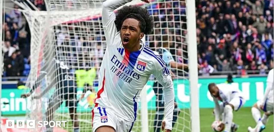 Joueur de Lyon célébrant un but au stade