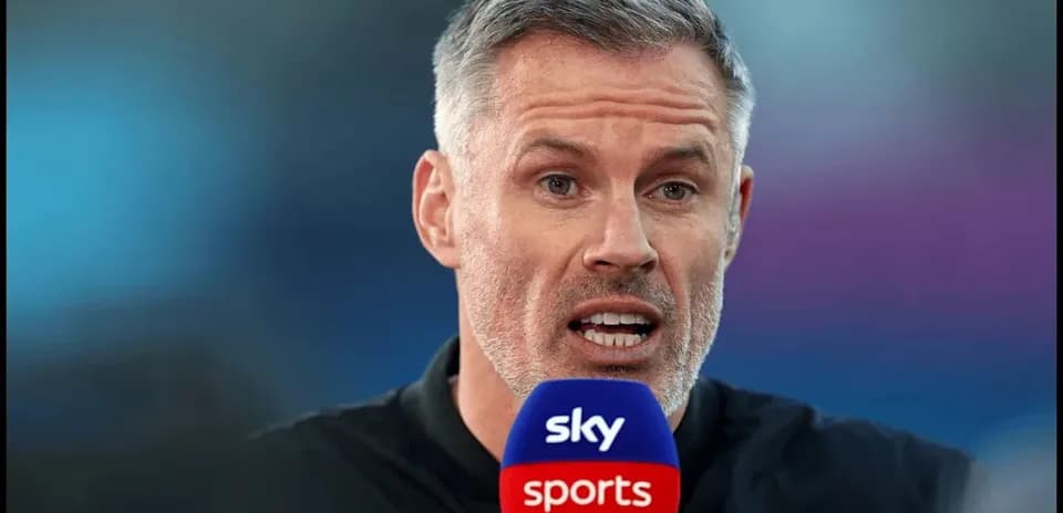Commentateur parlant dans un micro de Sky Sports