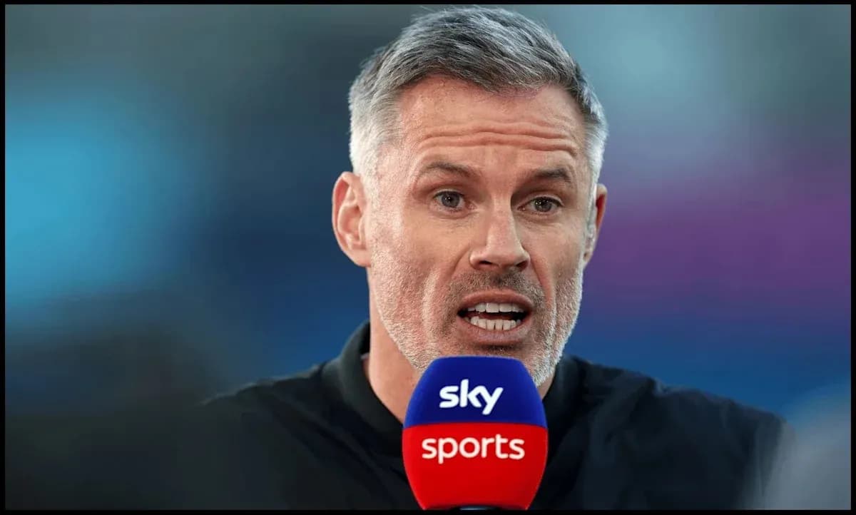 Commentateur parlant dans un micro de Sky Sports