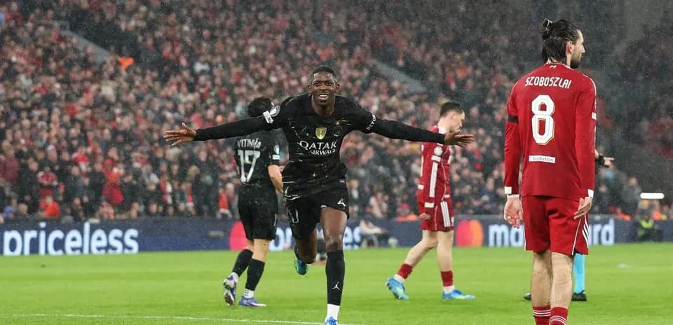 Joueur célébrant un but sous la pluie