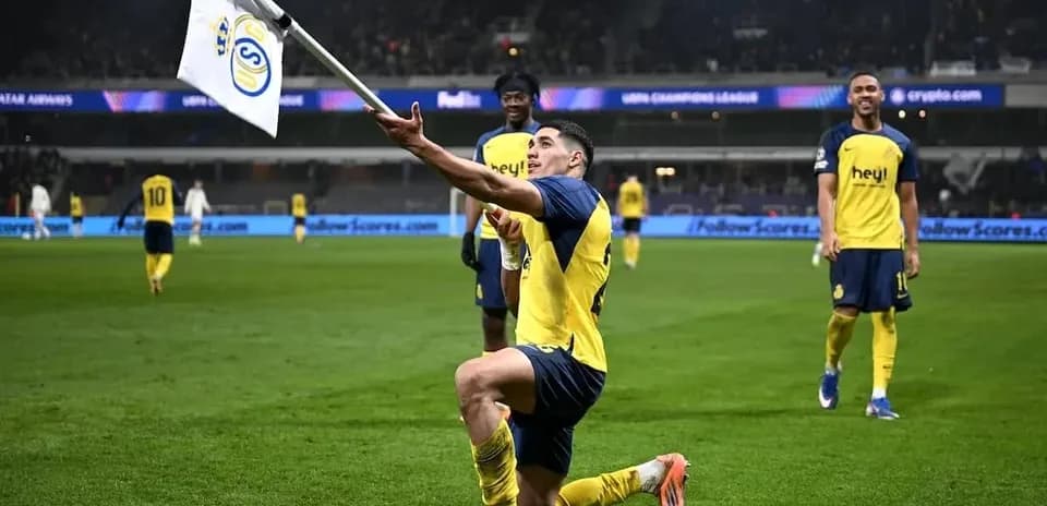 Joueur célébrant avec un drapeau au match