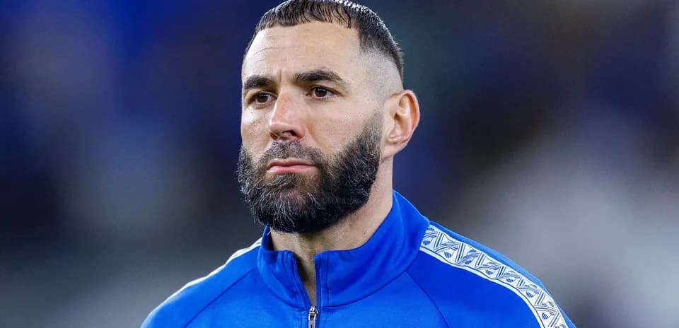 Joueur en tenue bleue, regard sérieux avant le match