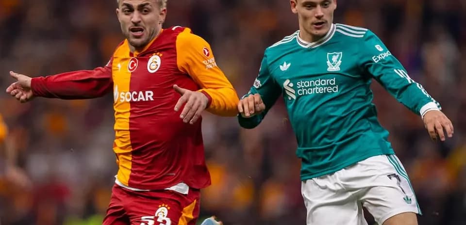 Joueurs de Liverpool et Galatasaray en action