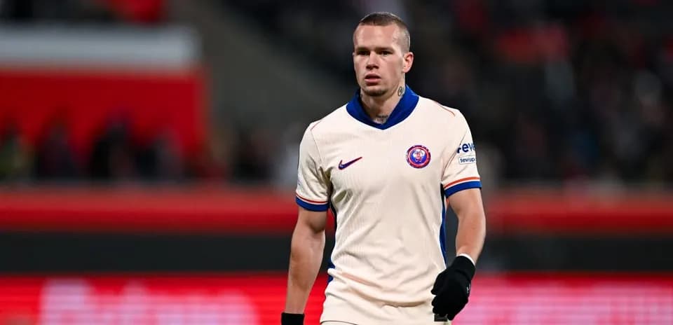 Joueur marchant sur le terrain pendant un match
