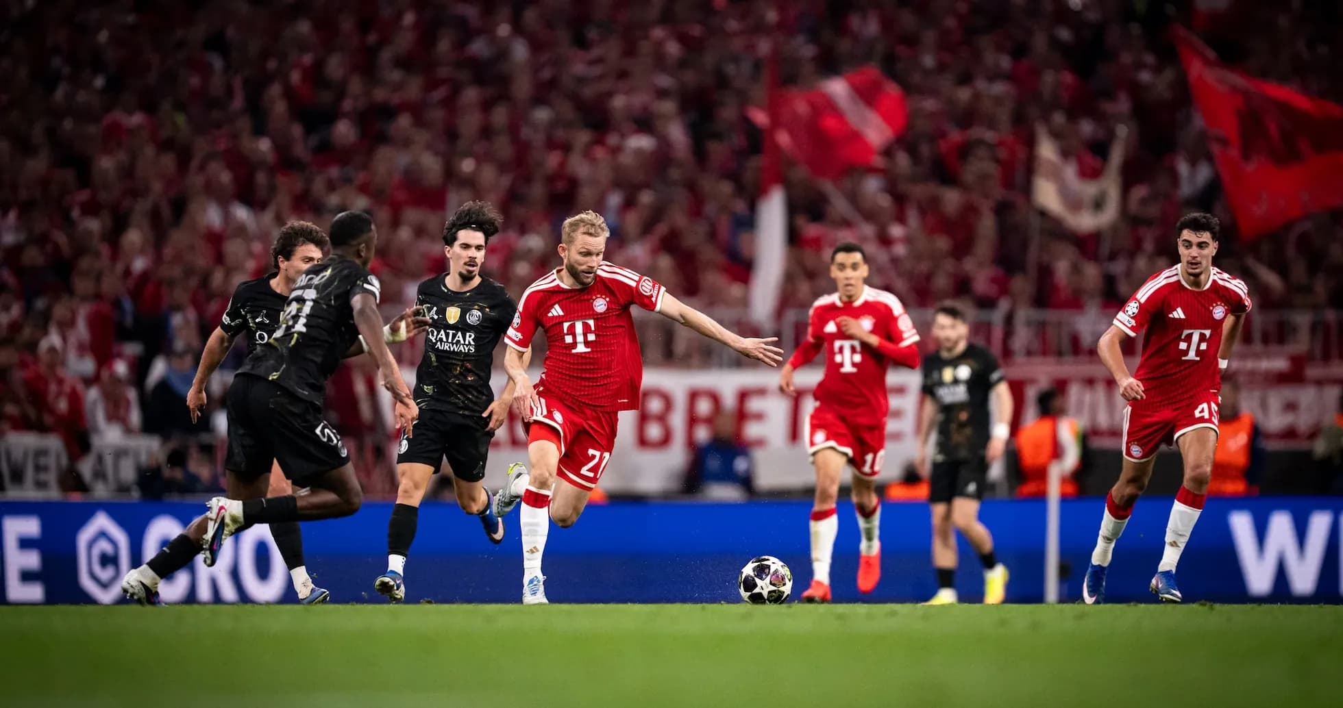 Un joueur de Bayern dribble le ballon contre PSG