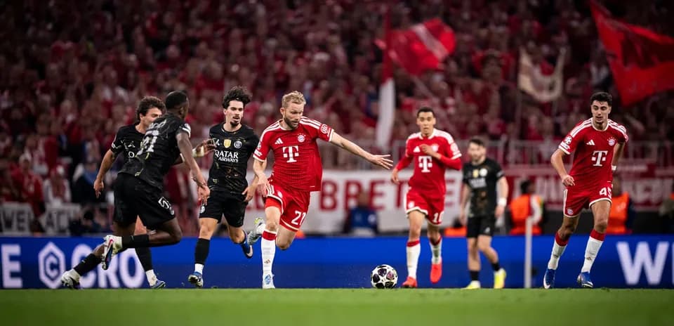 Un joueur de Bayern dribble le ballon contre PSG