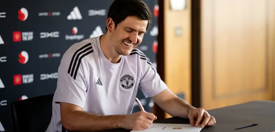 Joueur signant un contrat avec Manchester United