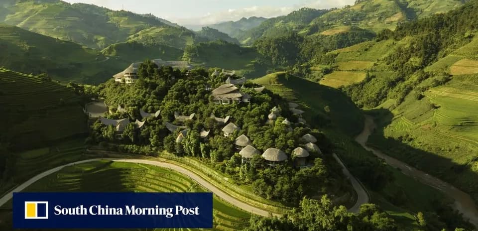 Vue aérienne des rizières et maisons sur collines