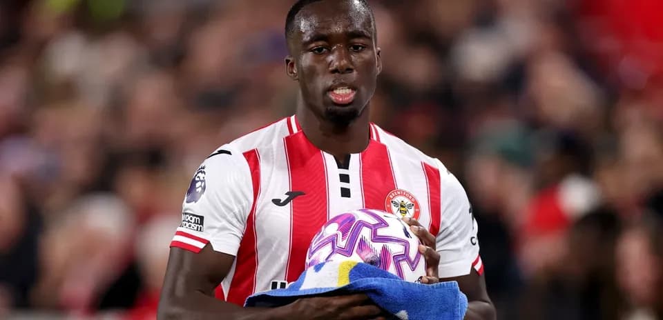 Joueur de Brentford tenant un ballon et une serviette