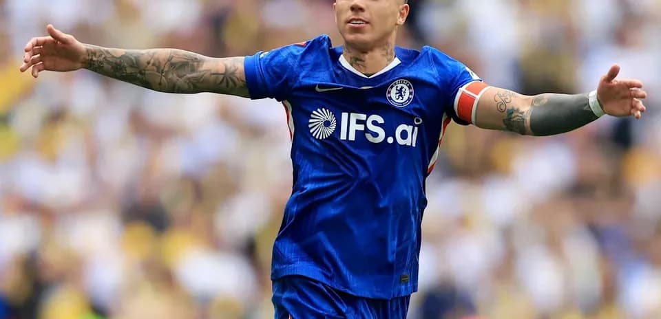 Joueur de Chelsea célébrant avec les bras ouverts