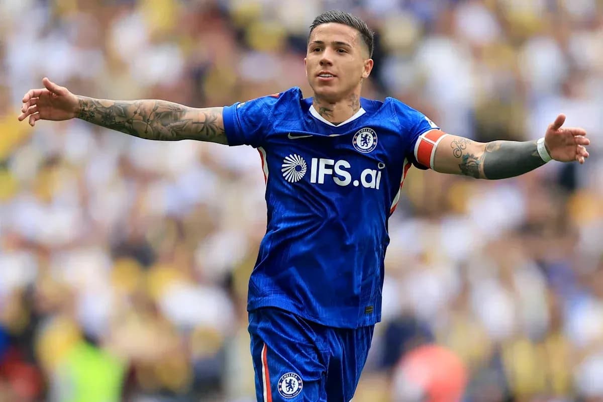 Joueur de Chelsea célébrant avec les bras ouverts