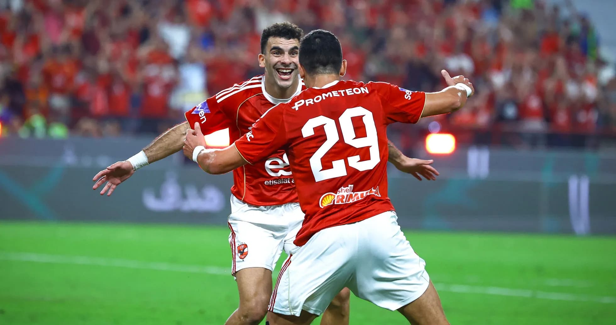 Joueurs célébrant un but lors d'un match de football