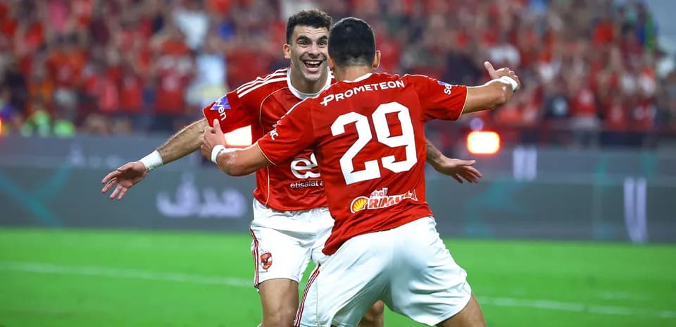 Joueurs célébrant un but lors d'un match de football