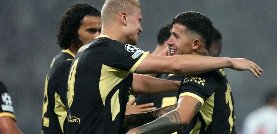 Joueurs célébrant un but sous la pluie