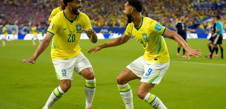 Joueurs brésiliens célébrant un but ensemble