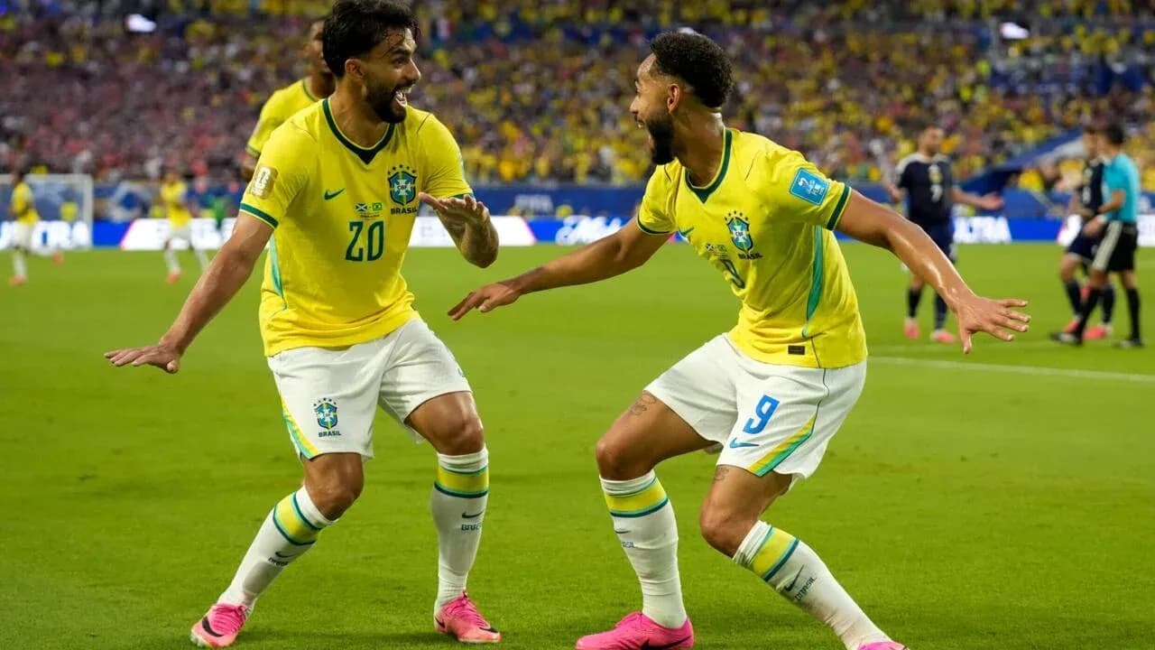 Joueurs brésiliens célébrant un but ensemble
