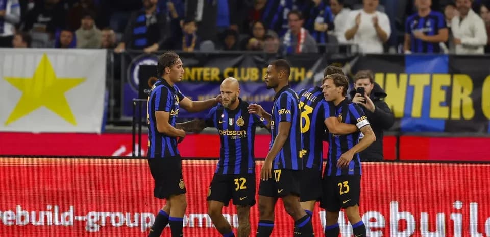 Joueurs d'Inter célébrant un but ensemble