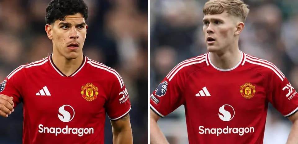 Deux joueurs de Manchester United en maillot rouge