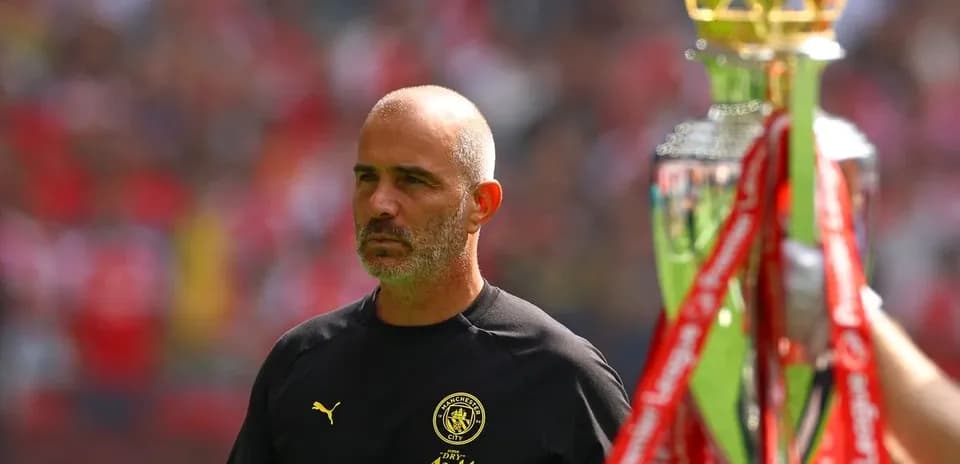Entraîneur de Manchester City près du trophée