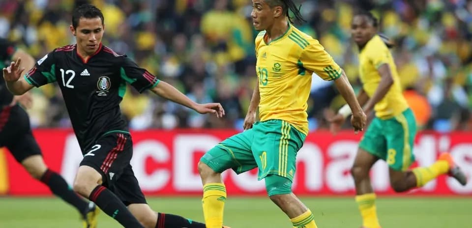 Joueurs sud-africains et mexicains en pleine action