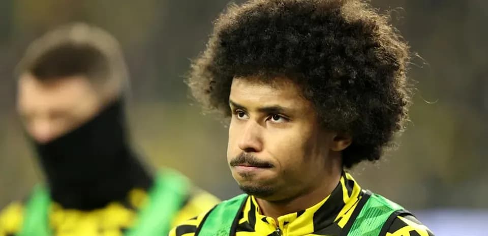 Joueur sur le banc avec maillot jaune et vert