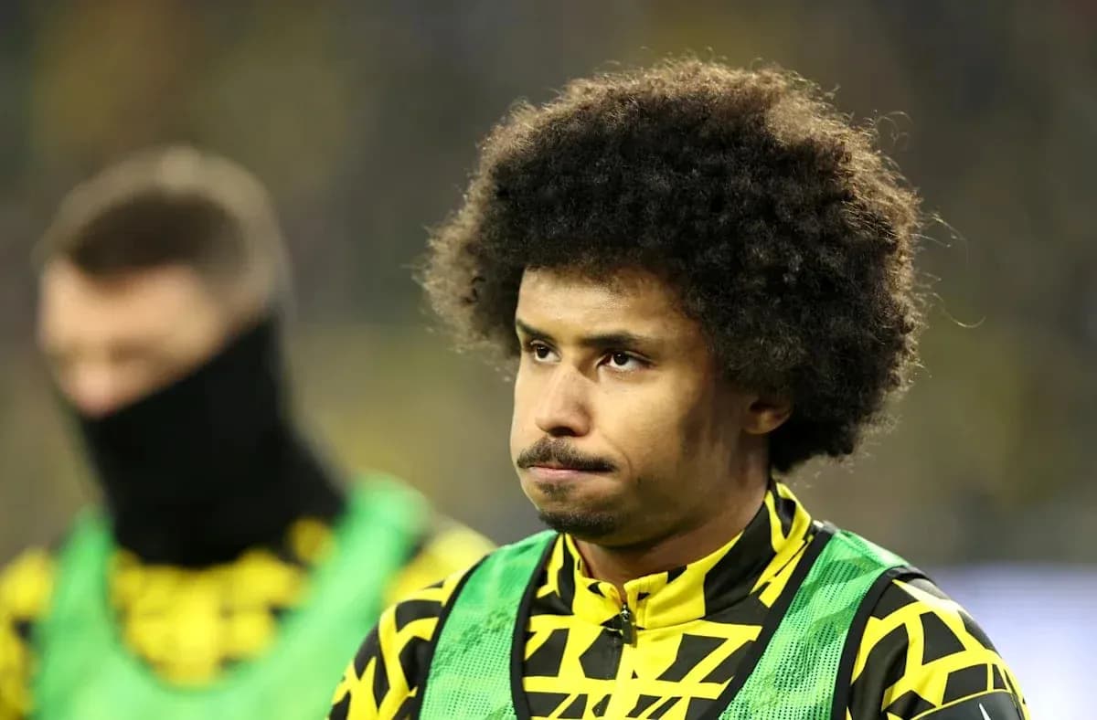 Joueur sur le banc avec maillot jaune et vert