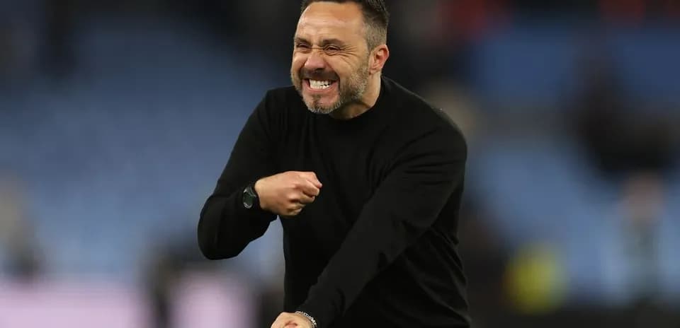 Entraîneur célébrant une victoire sur le terrain
