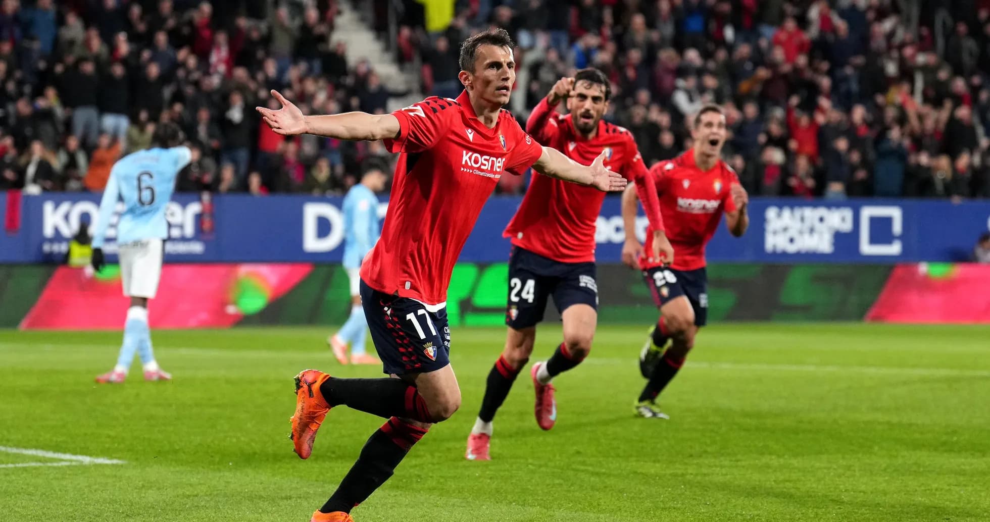 Joueur d'Osasuna célébrant un but marqué