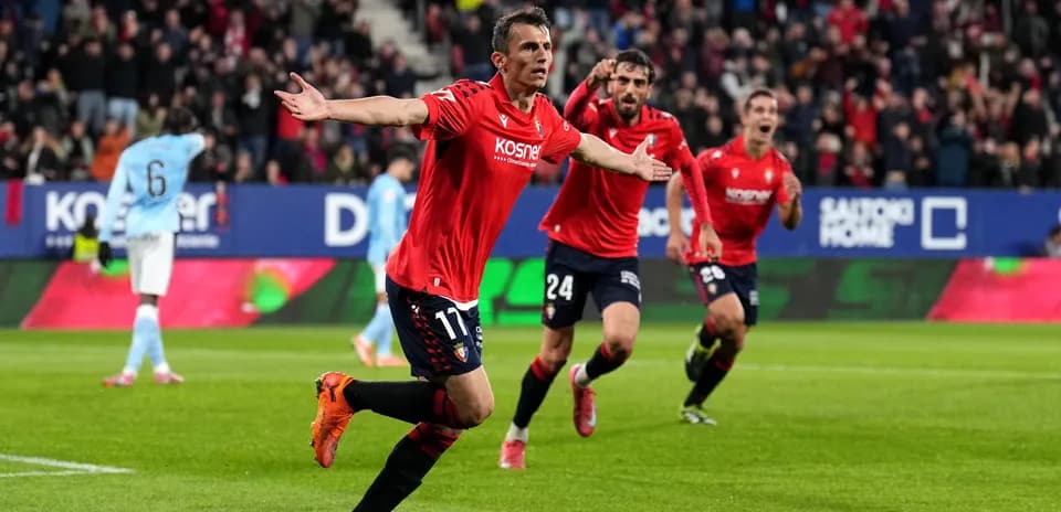 Joueur d'Osasuna célébrant un but marqué