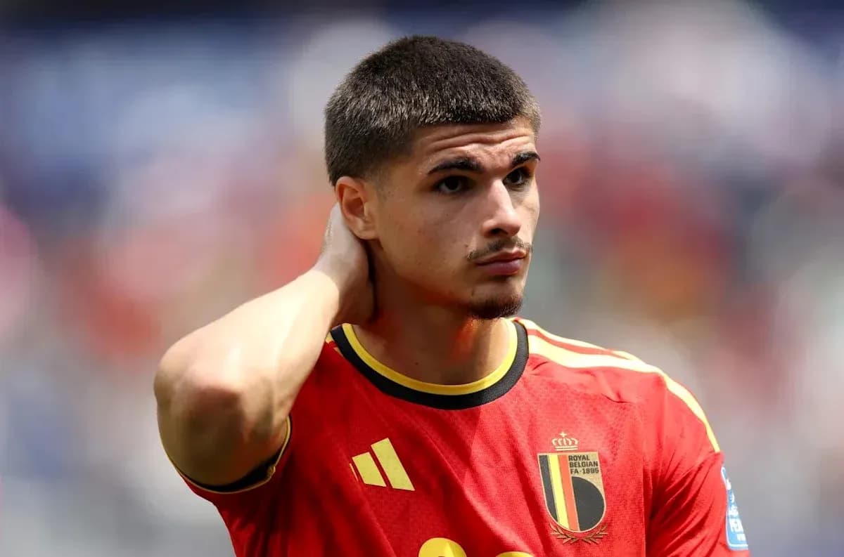 Joueur belge en maillot rouge sur le terrain