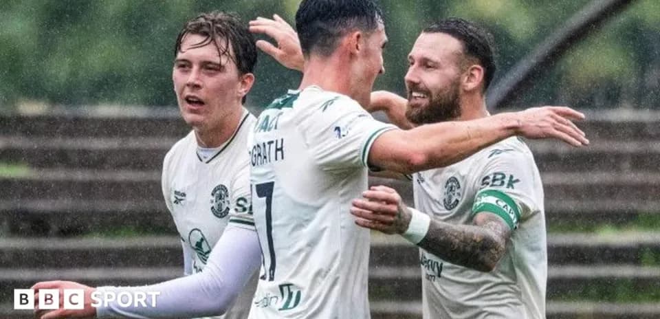 Joueurs d'Hibernian célébrant un but sous la pluie