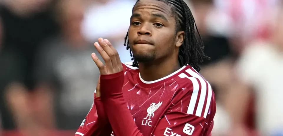 Joueur de Liverpool applaudissant sur le terrain