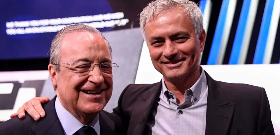 Deux hommes souriant lors d'un événement médiatique