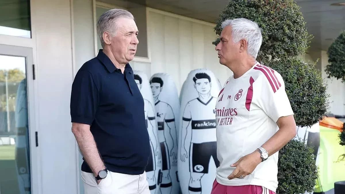 Deux entraîneurs discutant près du terrain d'entraînement