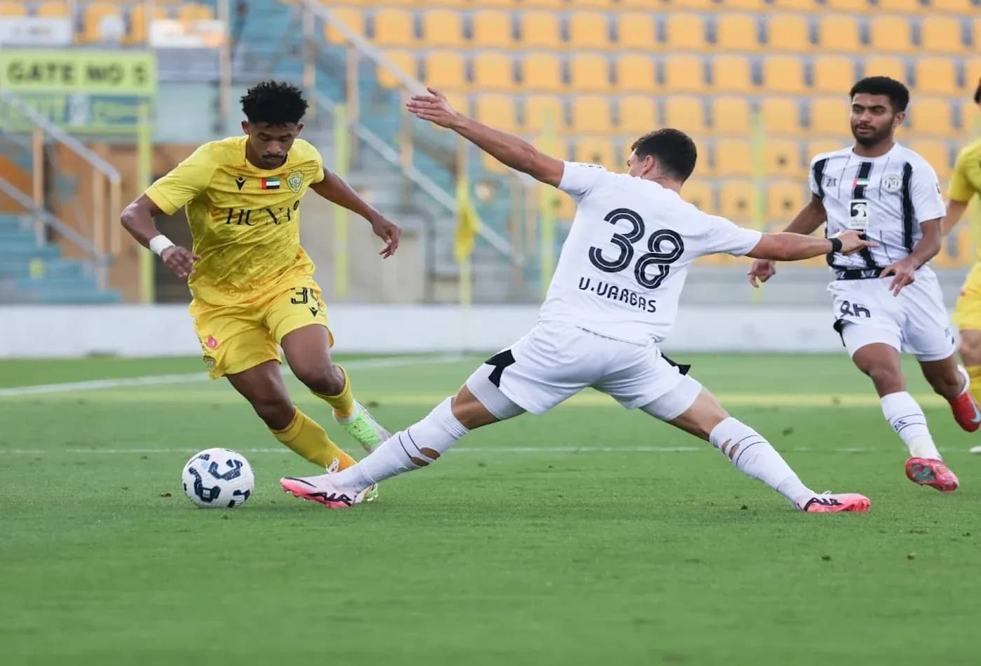 Un joueur d'Al Wasl dribble face à Al Jazira