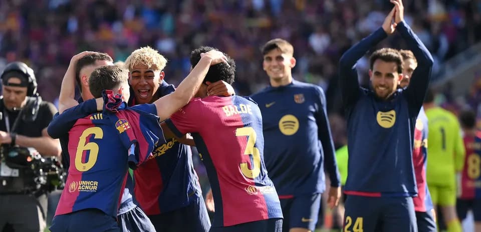 Joueurs du FC Barcelone célébrant ensemble sur le terrain