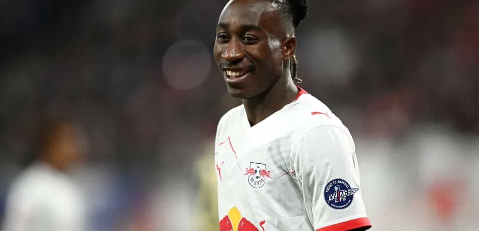 Joueur de RB Leipzig souriant sur le terrain