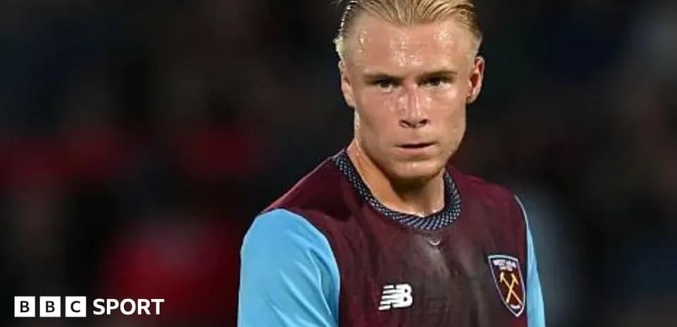 Joueur de West Ham en tenue de match sur le terrain