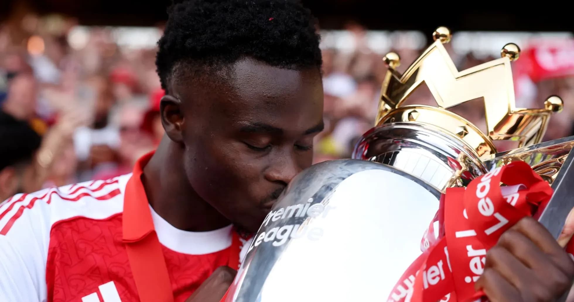 Joueur embrassant le trophée de la Premier League